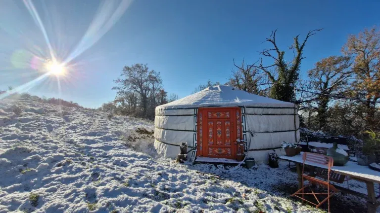 La yourte enneigée sous le soleil d’hiver