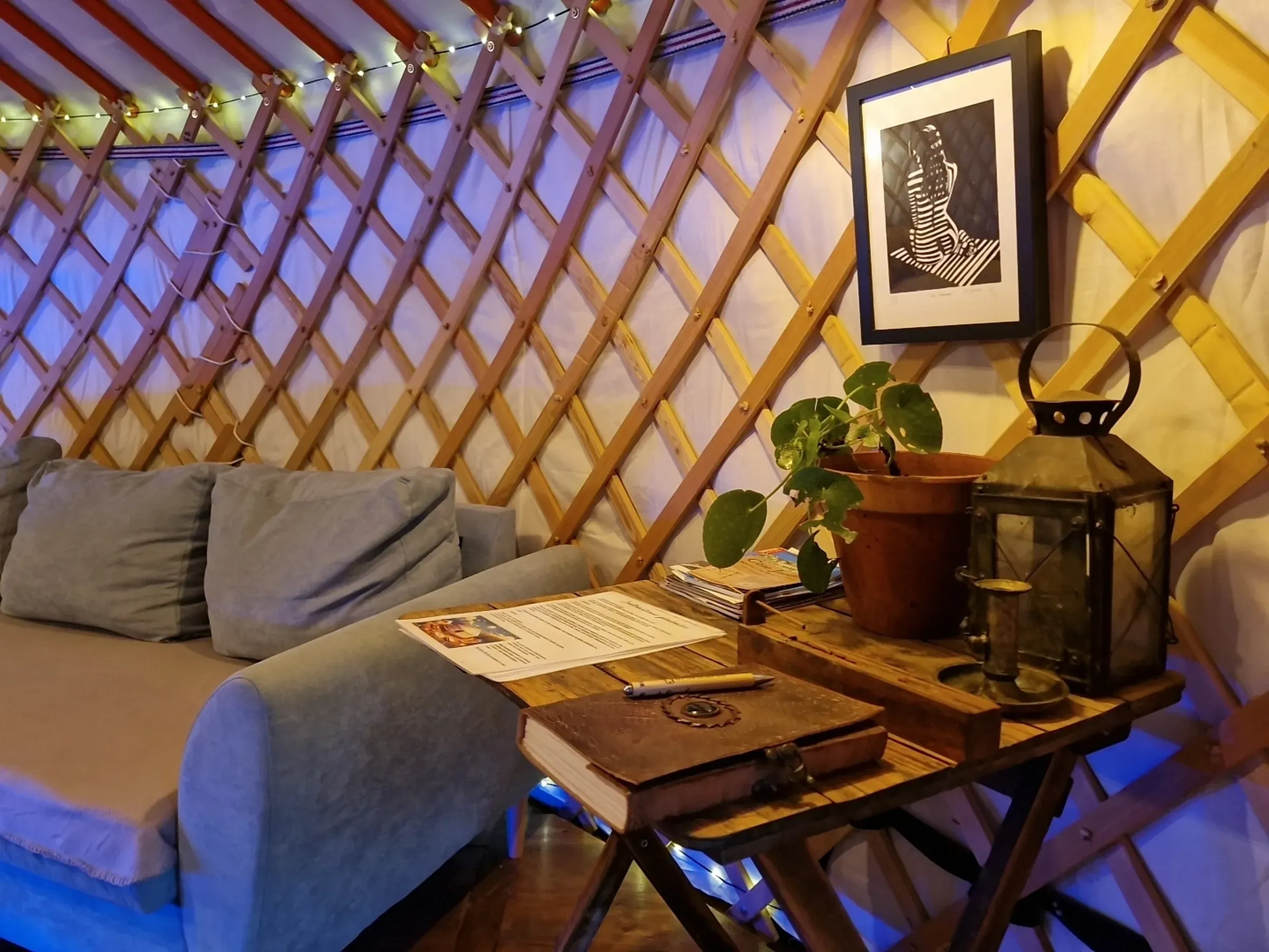 Espace salon et couchage chaleureux à l’intérieur de la yourte