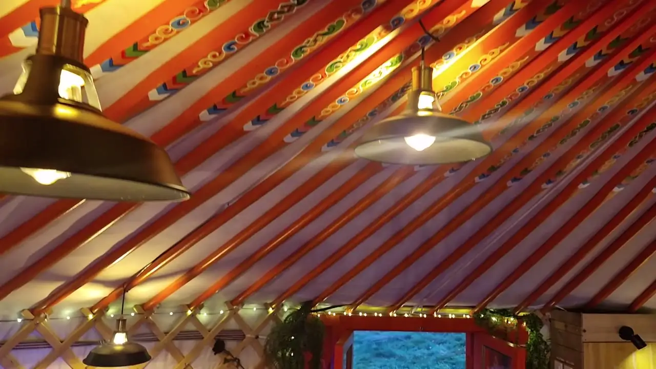 Intérieur coloré de la yourte InsoLot
